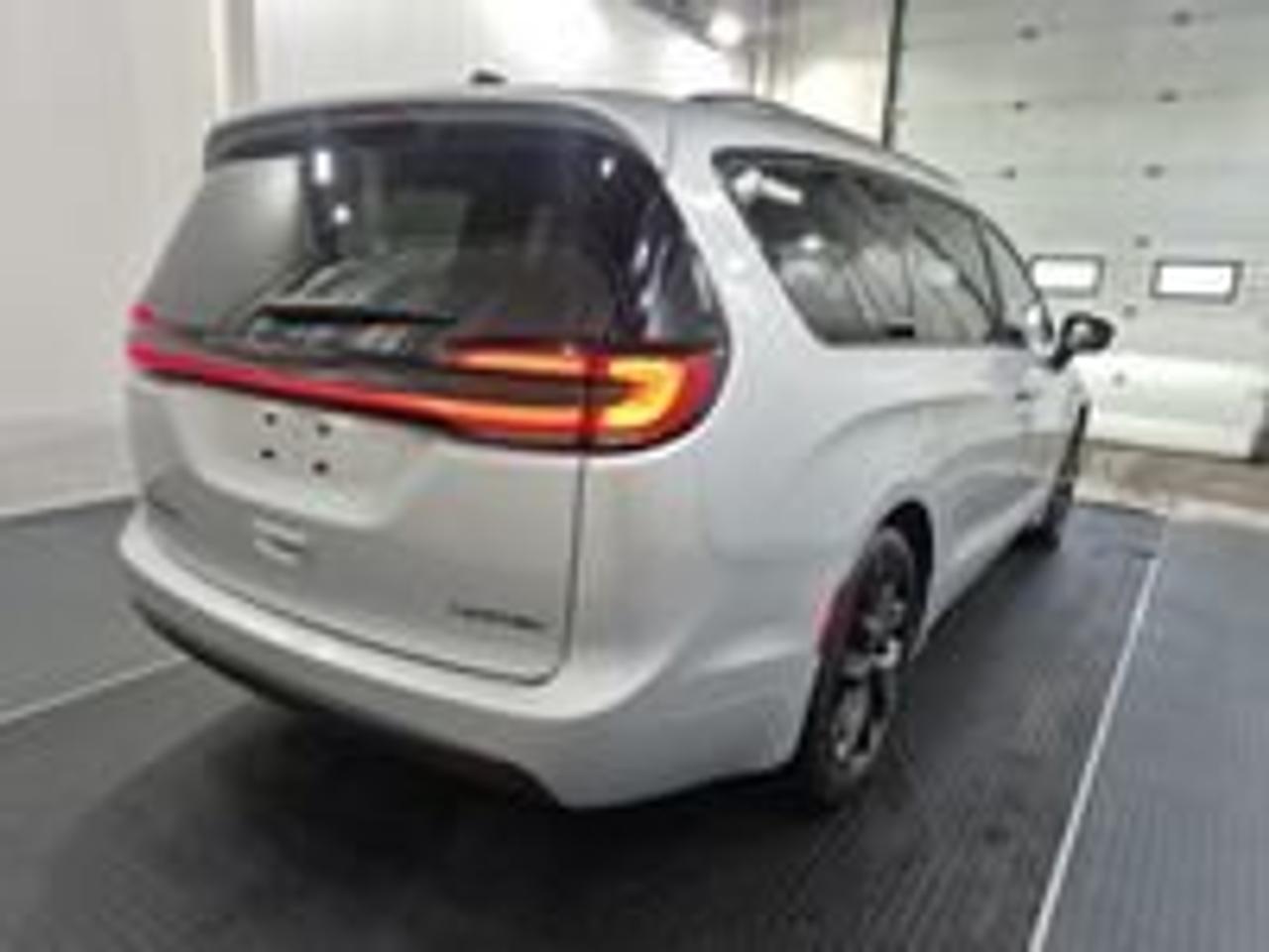 2024 Chrysler Pacifica Limited FWD Photo