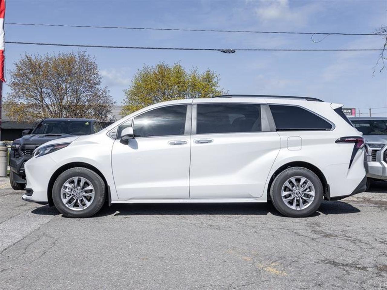 2026 Toyota Sienna Hybrid Sienna XLE 8-Pass Heated Seats| Power Moonroof| Heated Steering Wheel| Backup Camera| XLE Photo