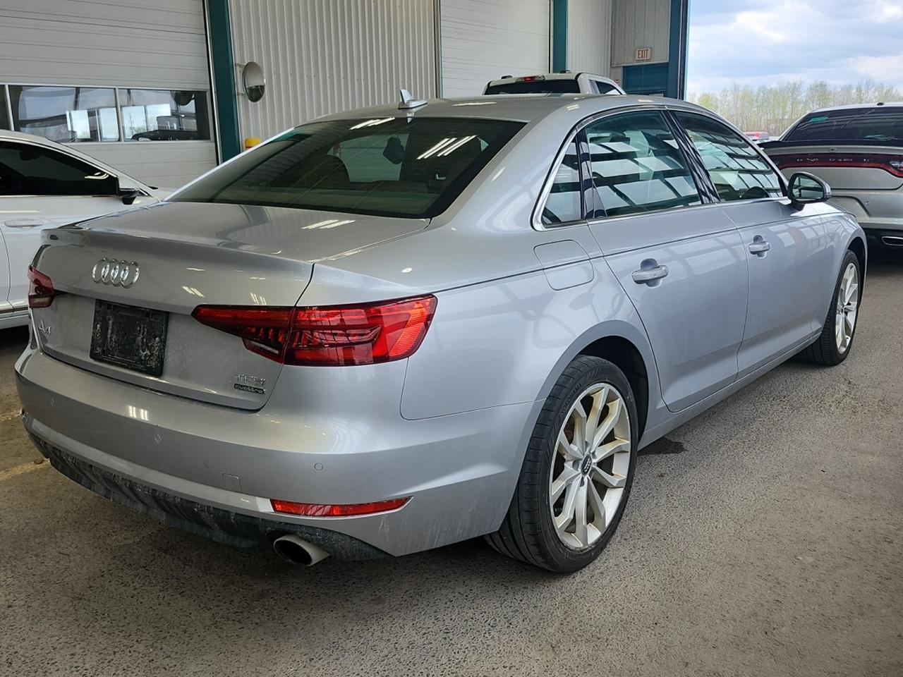 2017 Audi A4 Progressiv-DEALER SERVICED! LEATHER, NAV, SUNROOF! Photo