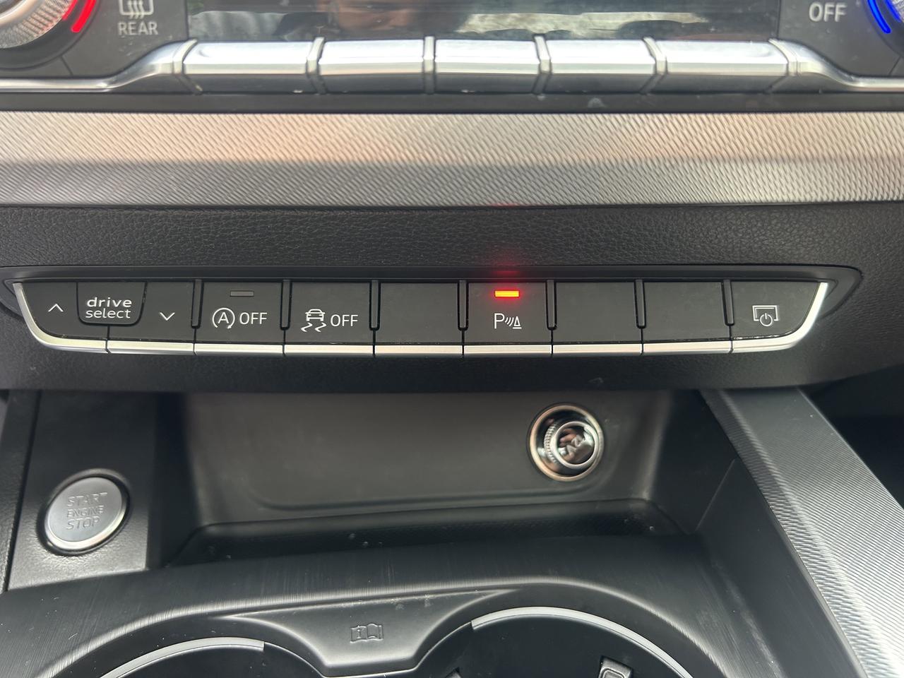 2017 Audi A4 Progressiv-DEALER SERVICED! LEATHER, NAV, SUNROOF! Photo
