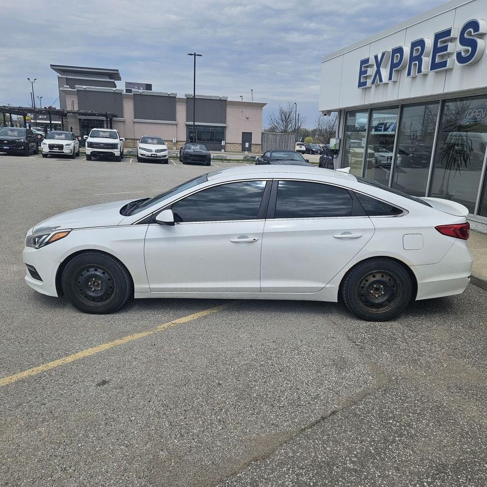 2015 Hyundai Sonata GL, HEATED SEATS, WINTER TIRES, GREAT ON GAS! Photo