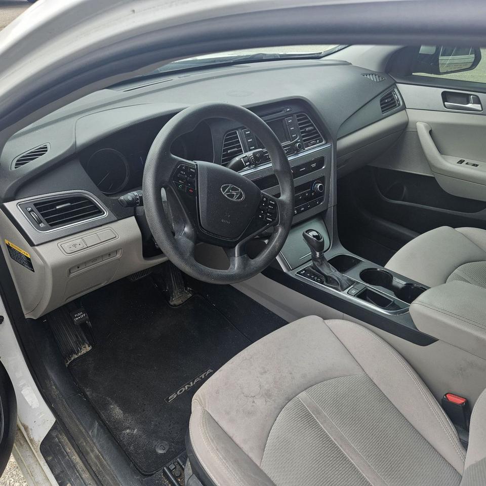 2015 Hyundai Sonata GL, HEATED SEATS, WINTER TIRES, GREAT ON GAS! Photo