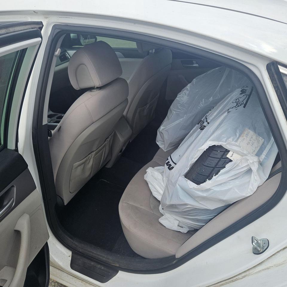 2015 Hyundai Sonata GL, HEATED SEATS, WINTER TIRES, GREAT ON GAS! Photo