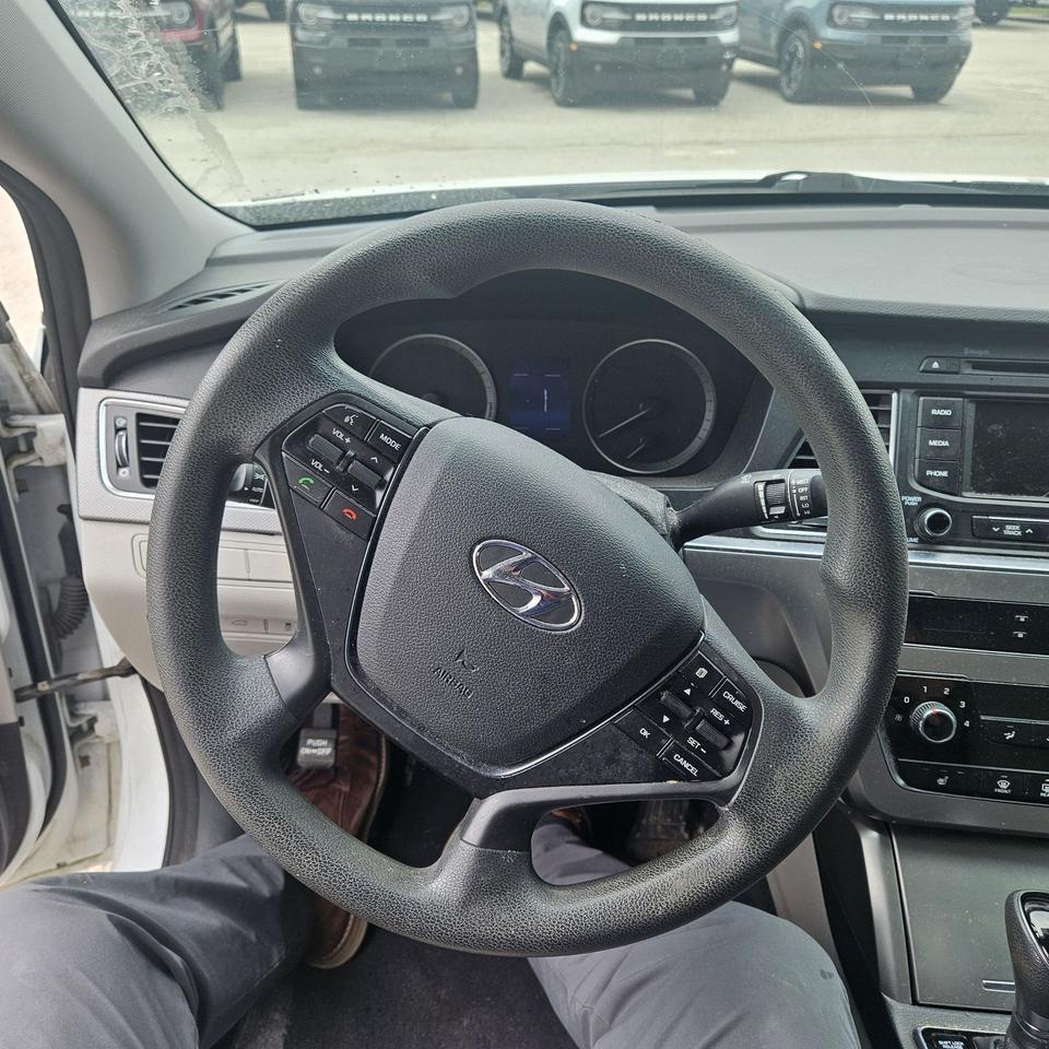 2015 Hyundai Sonata GL, HEATED SEATS, WINTER TIRES, GREAT ON GAS! Photo