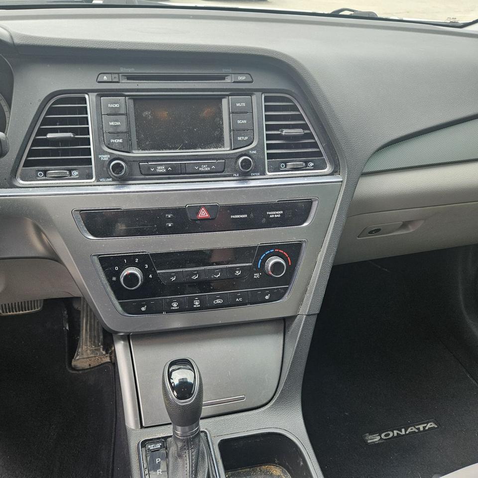 2015 Hyundai Sonata GL, HEATED SEATS, WINTER TIRES, GREAT ON GAS! Photo