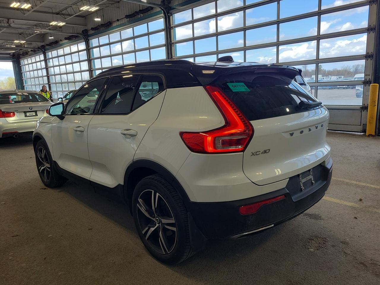 2020 Volvo XC40 R-Design LOW KM!! ONE-OWNER!! SUNROOF, LOADED!! Photo4