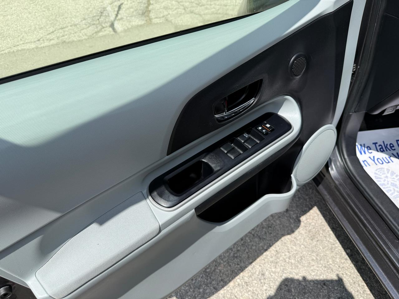 2014 Toyota Prius c 5dr HB HYBRID..CERTIFIED ! Photo