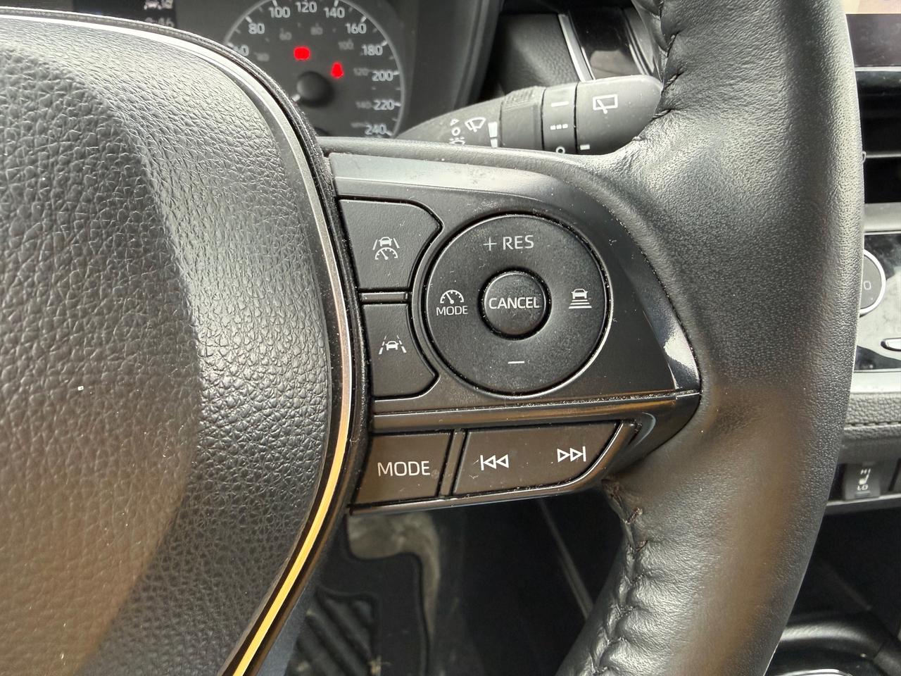 2024 Toyota Corolla Cross Hybrid SE Heated Steering and Seats! Photo