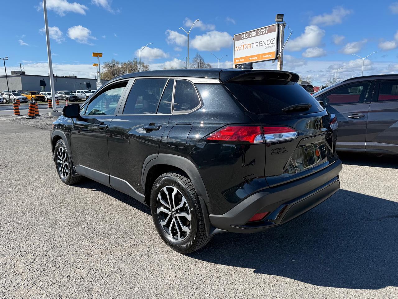 2024 Toyota Corolla Cross Hybrid SE Heated Steering and Seats! Photo2