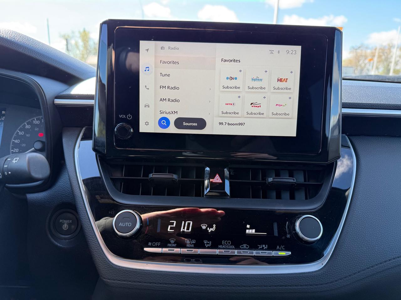 2024 Toyota Corolla Cross Hybrid SE Heated Steering and Seats! Photo