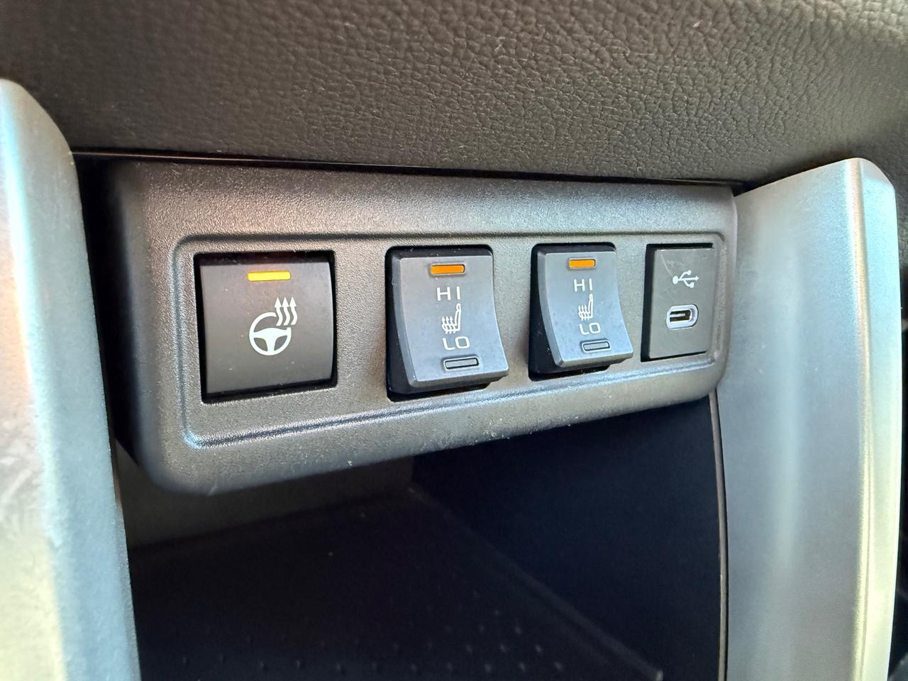 2024 Toyota Corolla Cross Hybrid SE Heated Steering and Seats! Photo