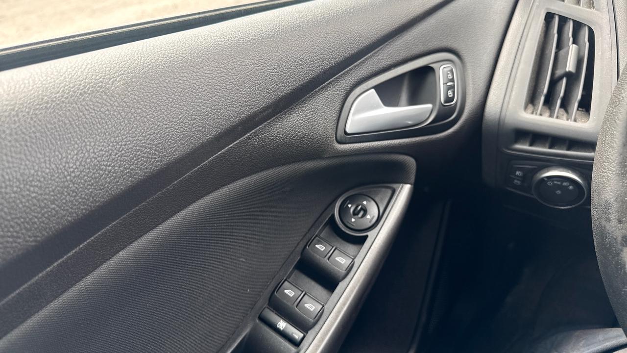 2017 Ford Focus SEL Photo