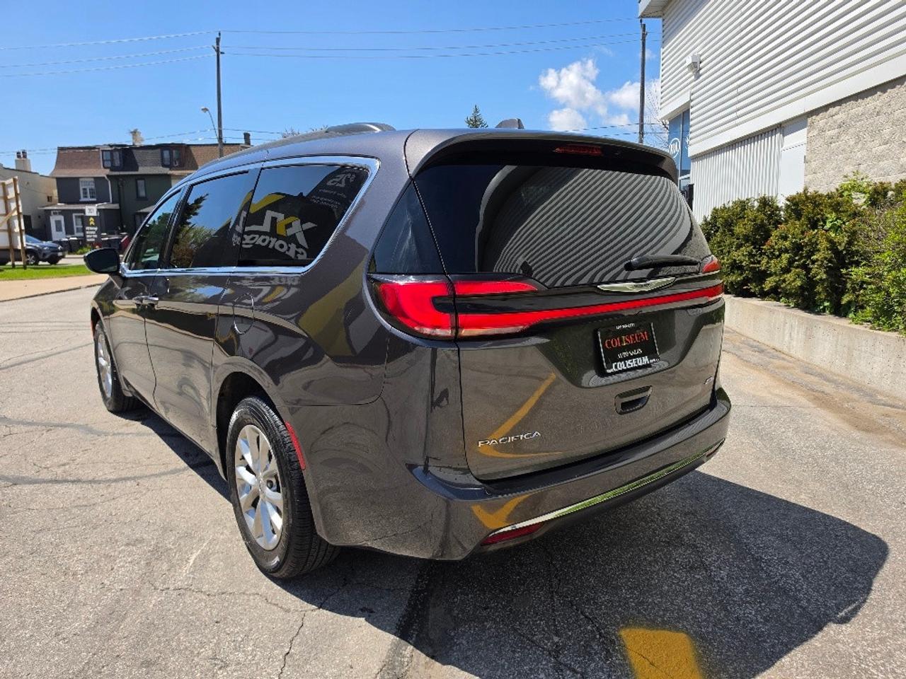 2022 Chrysler Pacifica TOURING L AWD-LEATHER-LOADED Photo2