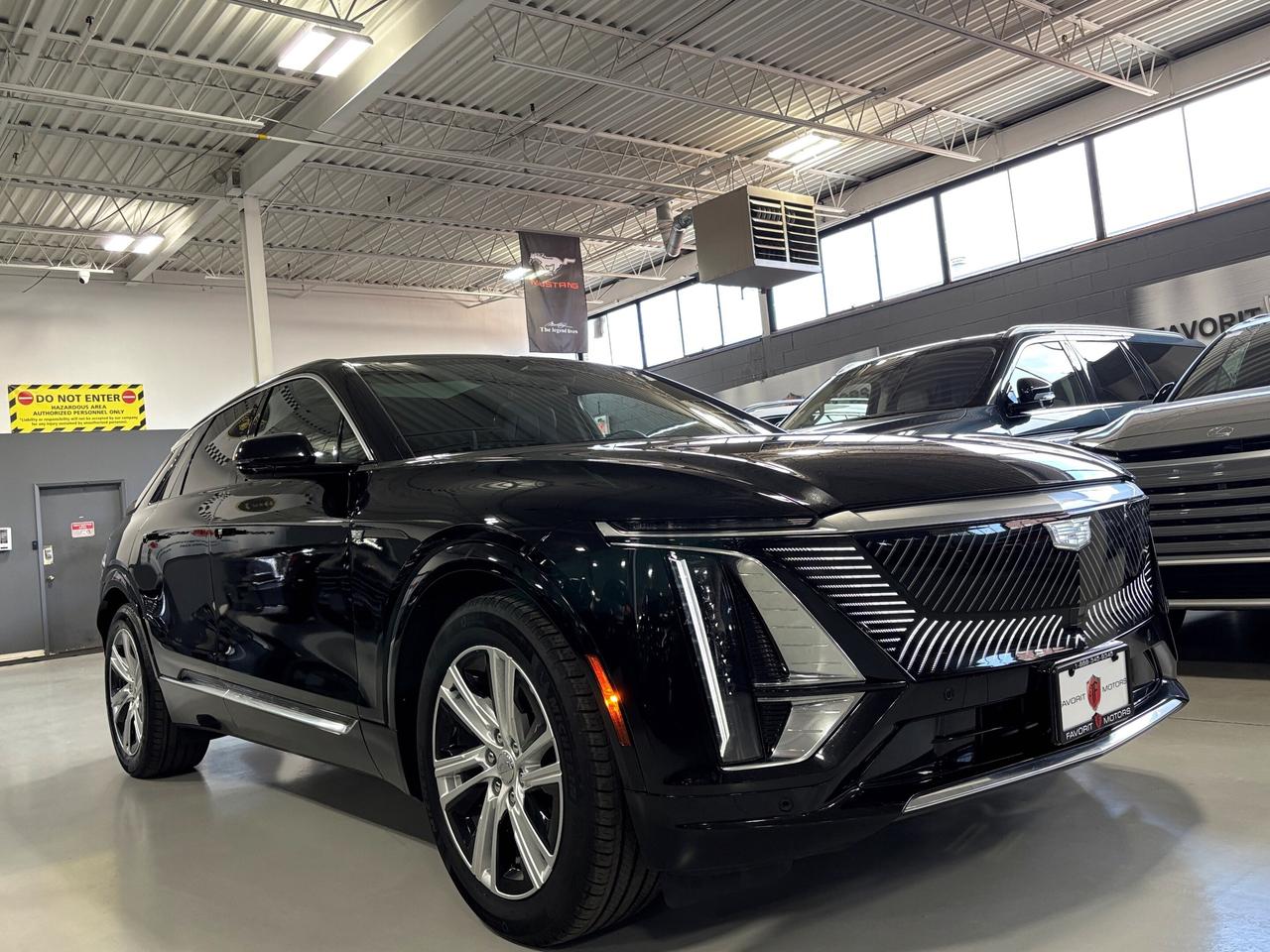 2024 Cadillac LYRIQ Tech|1SA|RWD|CLUSTERNAV|FULLPANOROOF|LEATHER|CAM|+ Photo