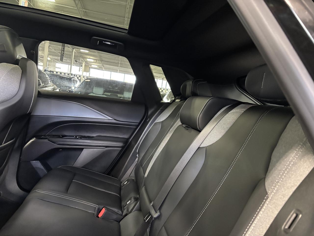 2024 Cadillac LYRIQ Tech|1SA|RWD|CLUSTERNAV|FULLPANOROOF|LEATHER|CAM|+ Photo