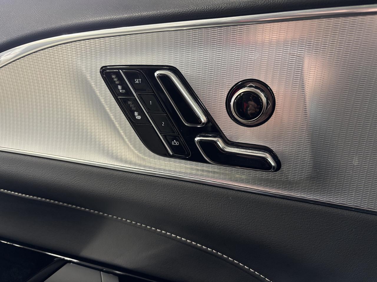 2024 Cadillac LYRIQ Tech|1SA|RWD|CLUSTERNAV|FULLPANOROOF|LEATHER|CAM|+ Photo