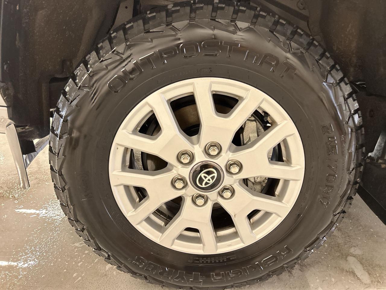 2024 Toyota Tacoma SR5 4X4 | ONLY 13,000KMS! | HTD SEATS | CAPLAY Photo