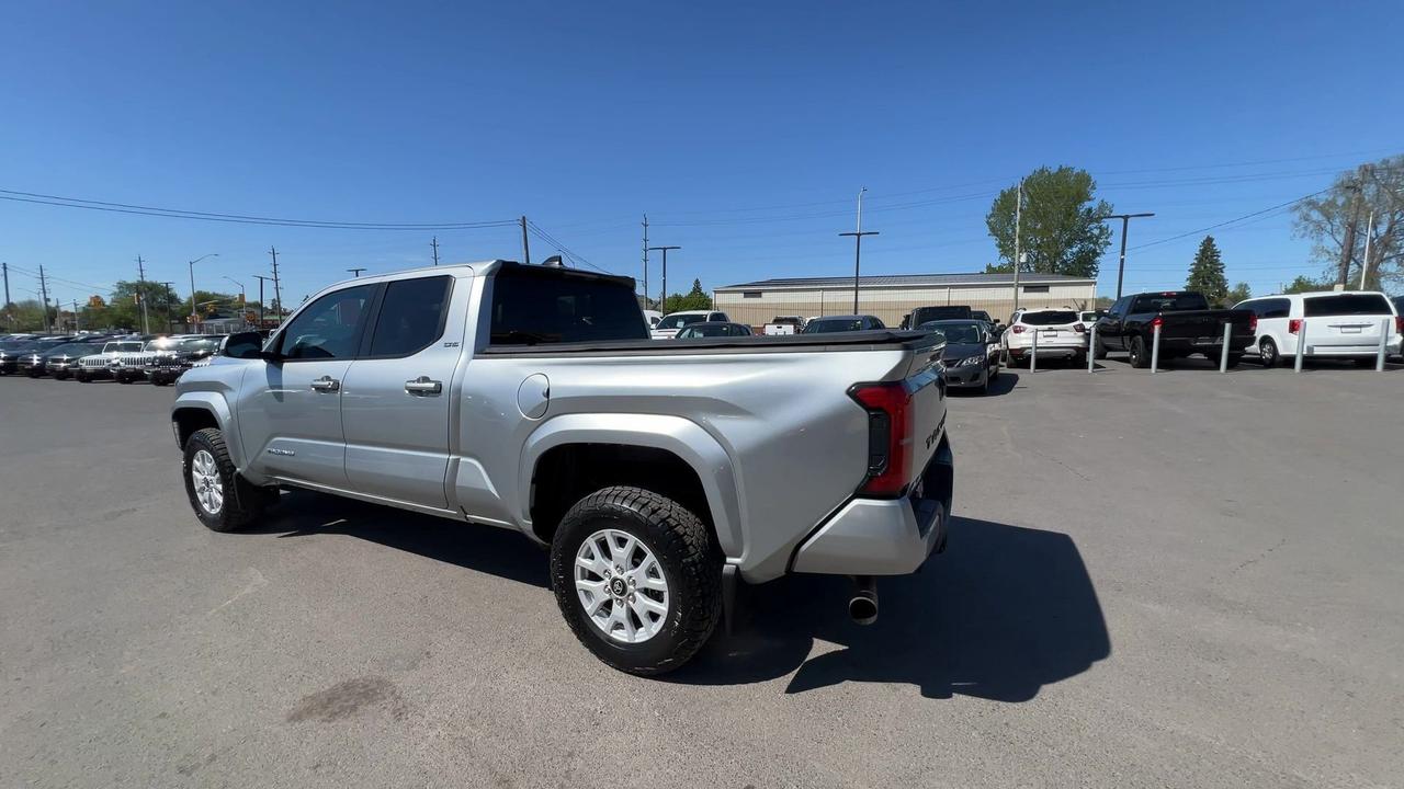 2024 Toyota Tacoma SR5 4X4 | ONLY 13,000KMS! | HTD SEATS | CAPLAY Photo