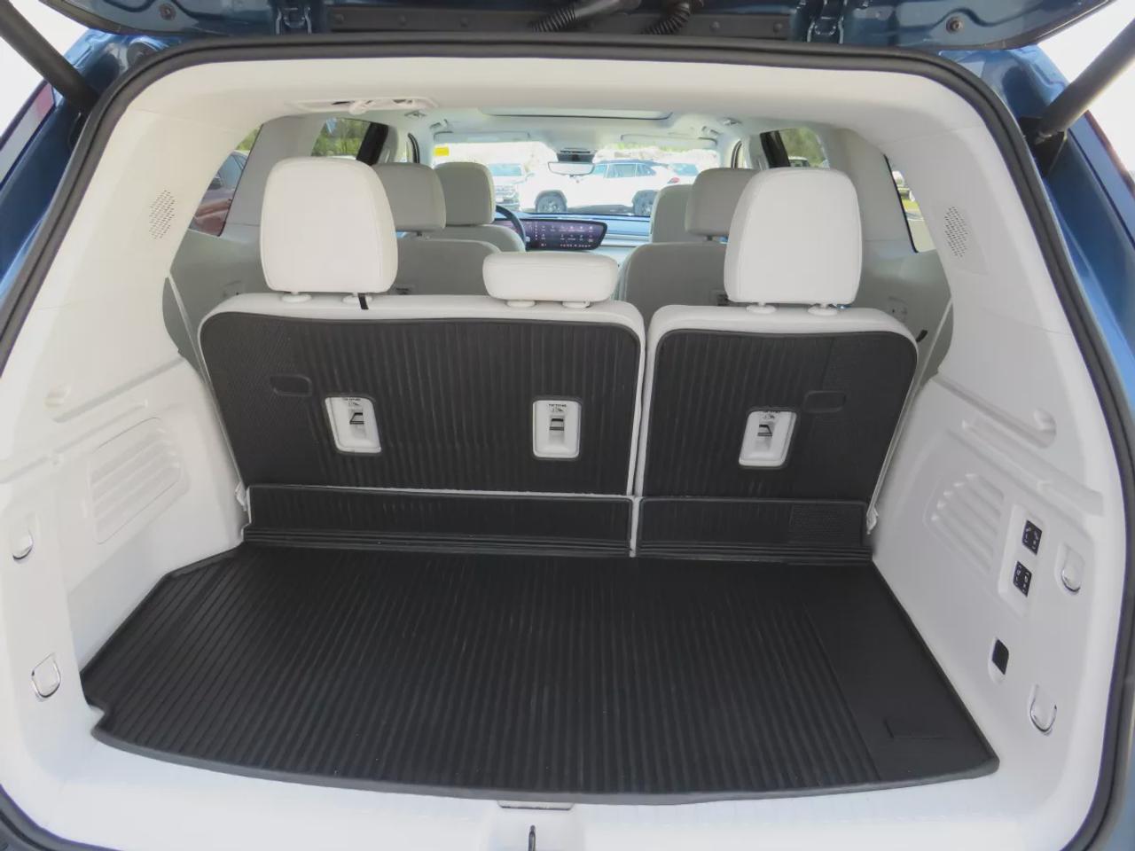 2026 Buick Enclave Avenir | Executive Driven!! | AWD | 7 Passenger | Leather | Sunroof | Navigation | Ambient Interior Lightning | Photo