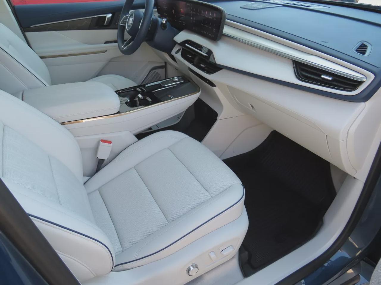 2026 Buick Enclave Avenir | Executive Driven!! | AWD | 7 Passenger | Leather | Sunroof | Navigation | Ambient Interior Lightning | Photo