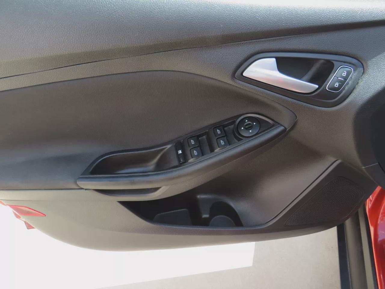 2018 Ford Focus SE | Clean Title No Accidents | Alloy Rims | Digital Touchscreen | Heated Seats | Reverse Camera | USB | Photo