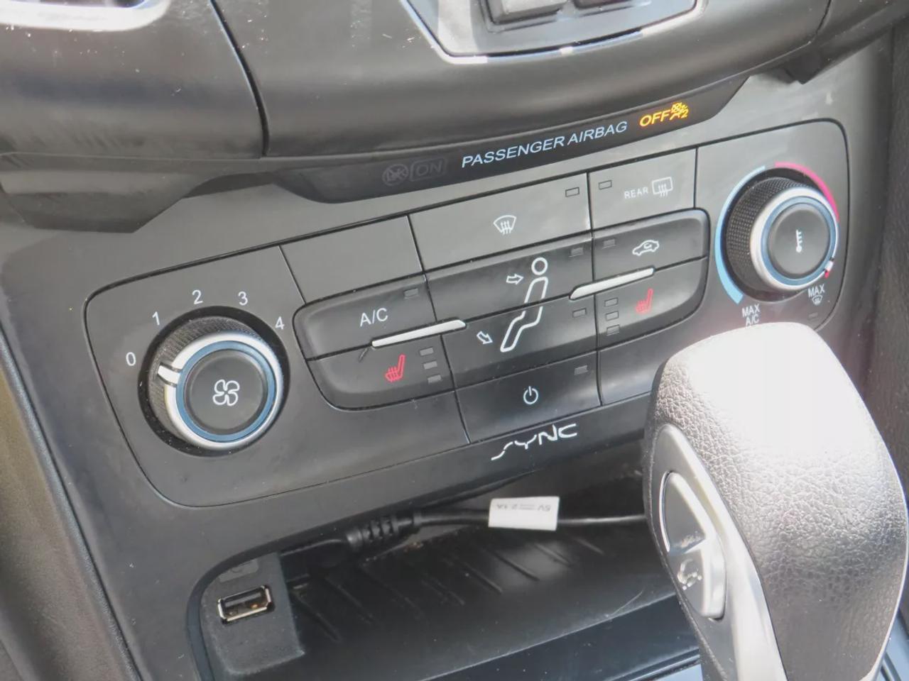 2018 Ford Focus SE | Clean Title No Accidents | Alloy Rims | Digital Touchscreen | Heated Seats | Reverse Camera | USB | Photo