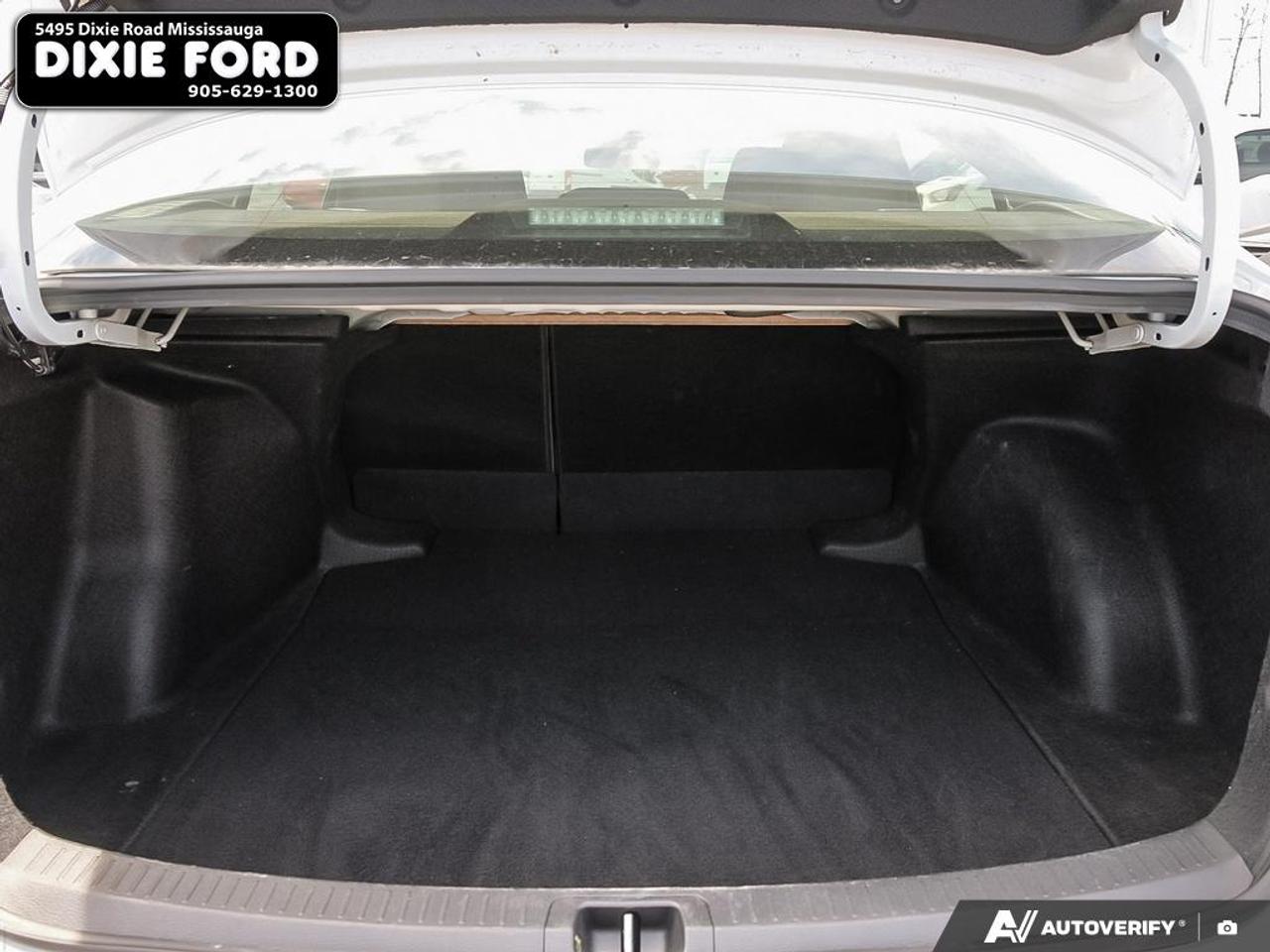 2025 Toyota Corolla Hybrid LE Photo