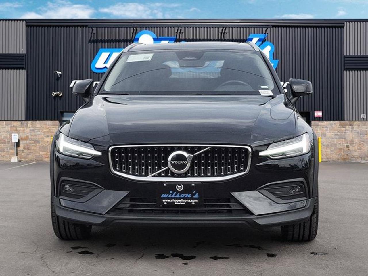 2025 Volvo V60 Cross Country Core AWD | Leather | Sunroof | Heated Seats | Power Seat | Rear Camera | and More ! Photo