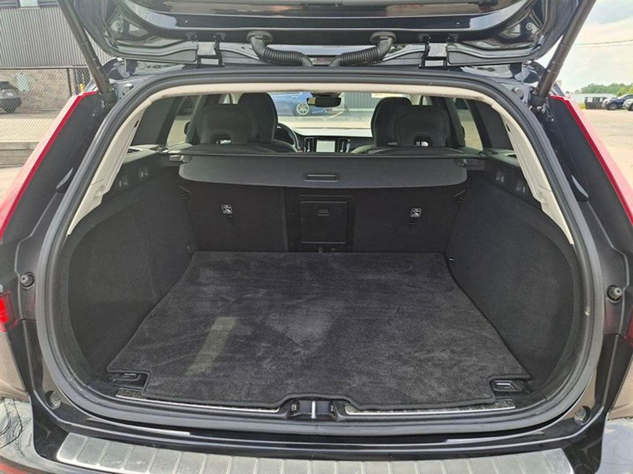 2025 Volvo V60 Cross Country Core AWD | Leather | Sunroof | Heated Seats | Power Seat | Rear Camera | and More ! Photo