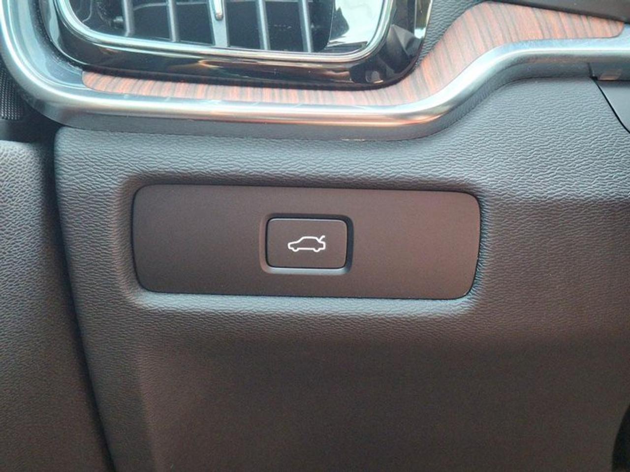2025 Volvo V60 Cross Country Core AWD | Leather | Sunroof | Heated Seats | Power Seat | Rear Camera | and More ! Photo