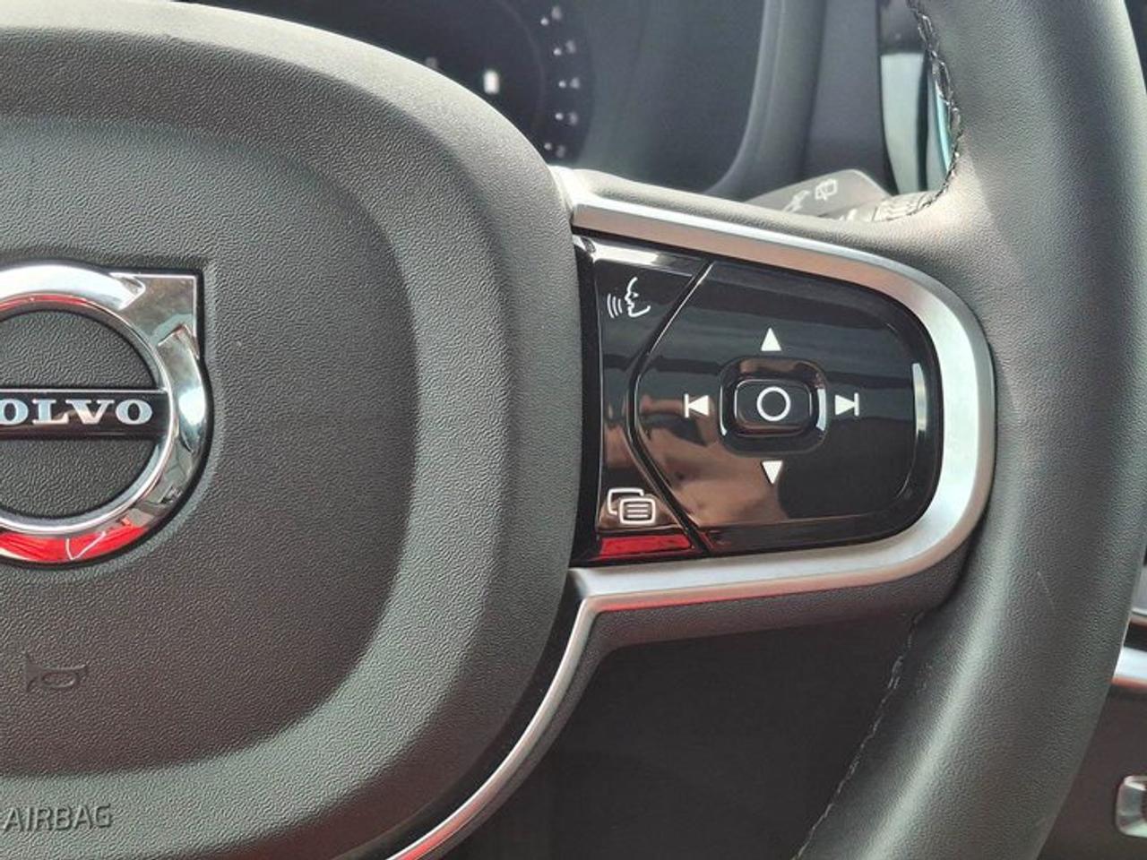 2025 Volvo V60 Cross Country Core AWD | Leather | Sunroof | Heated Seats | Power Seat | Rear Camera | and More ! Photo