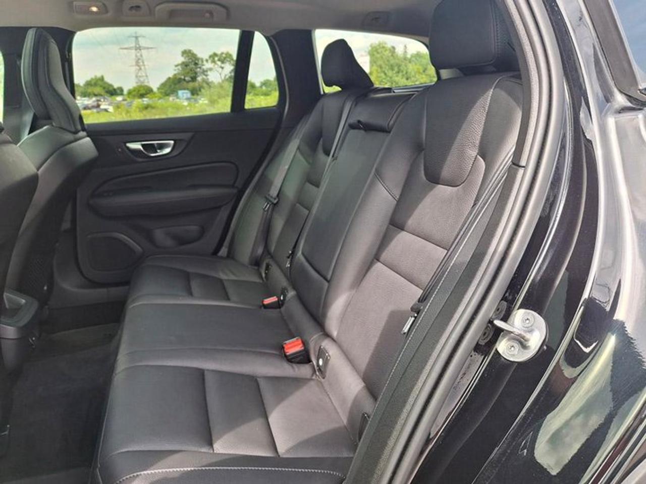 2025 Volvo V60 Cross Country Core AWD | Leather | Sunroof | Heated Seats | Power Seat | Rear Camera | and More ! Photo