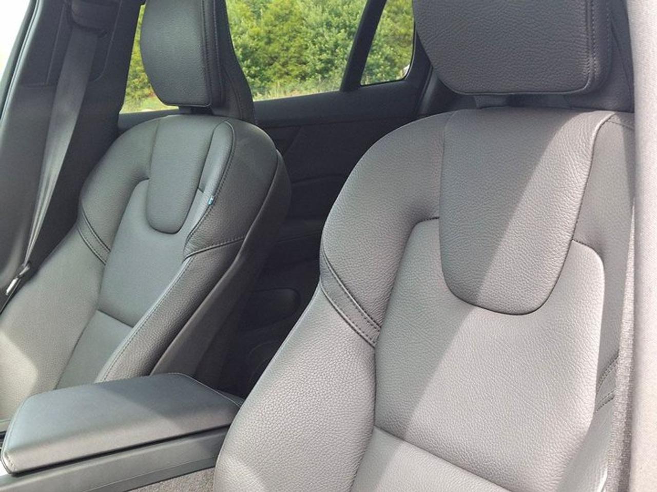 2025 Volvo V60 Cross Country Core AWD | Leather | Sunroof | Heated Seats | Power Seat | Rear Camera | and More ! Photo