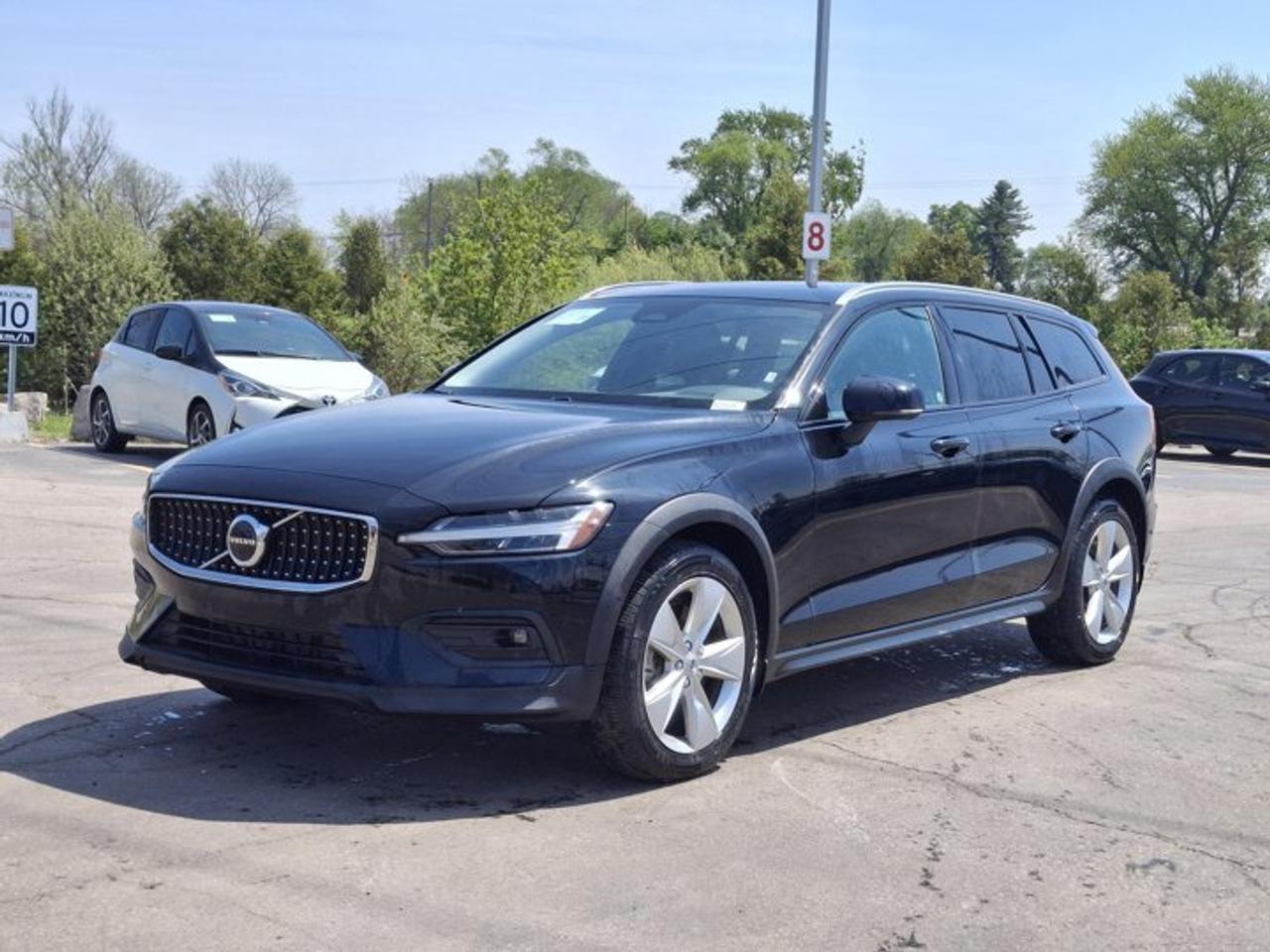 2025 Volvo V60 Cross Country Core AWD | Leather | Sunroof | Heated Seats | Power Seat | Rear Camera | and More ! Photo0