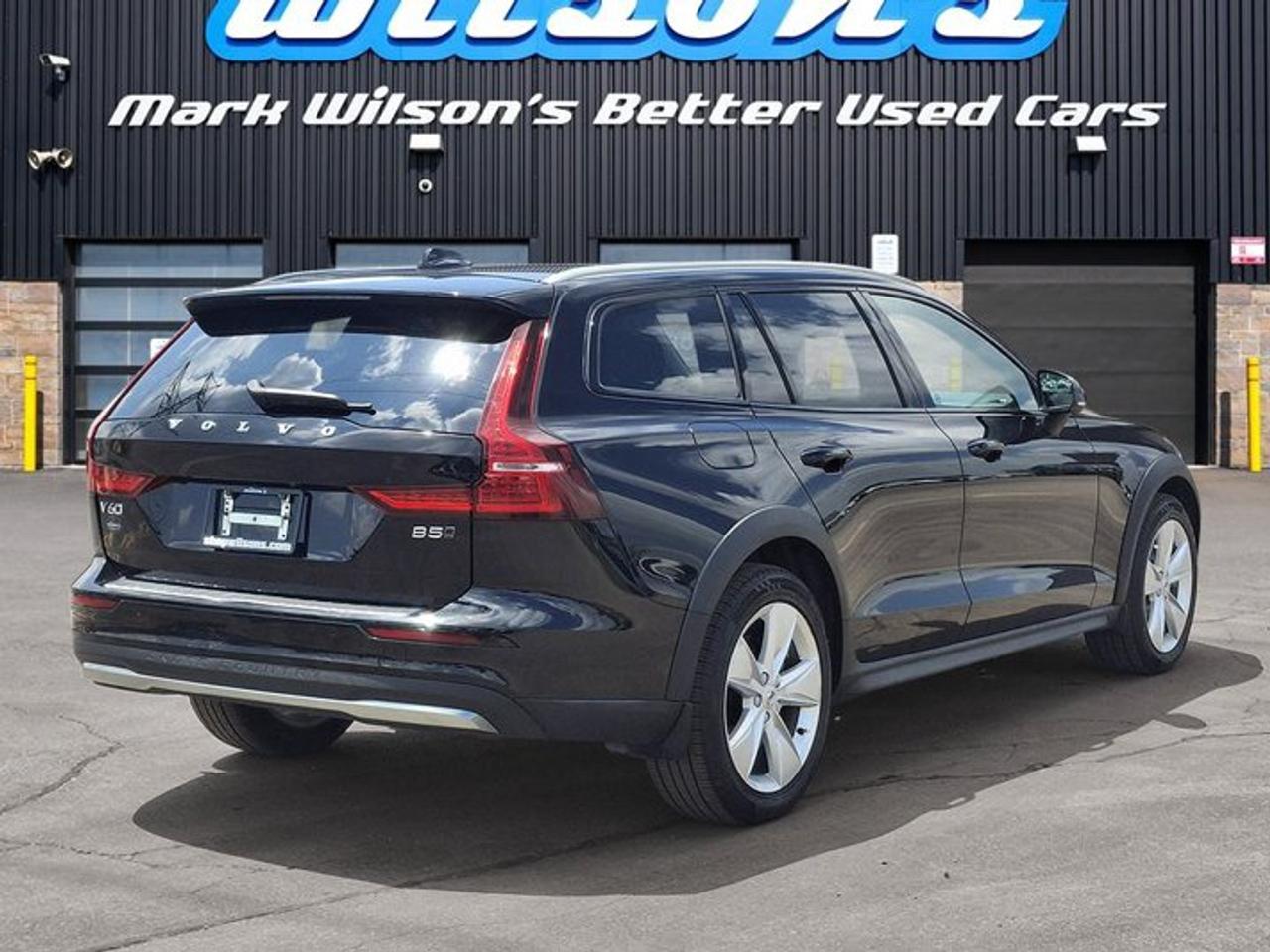 2025 Volvo V60 Cross Country Core AWD | Leather | Sunroof | Heated Seats | Power Seat | Rear Camera | and More ! Photo4