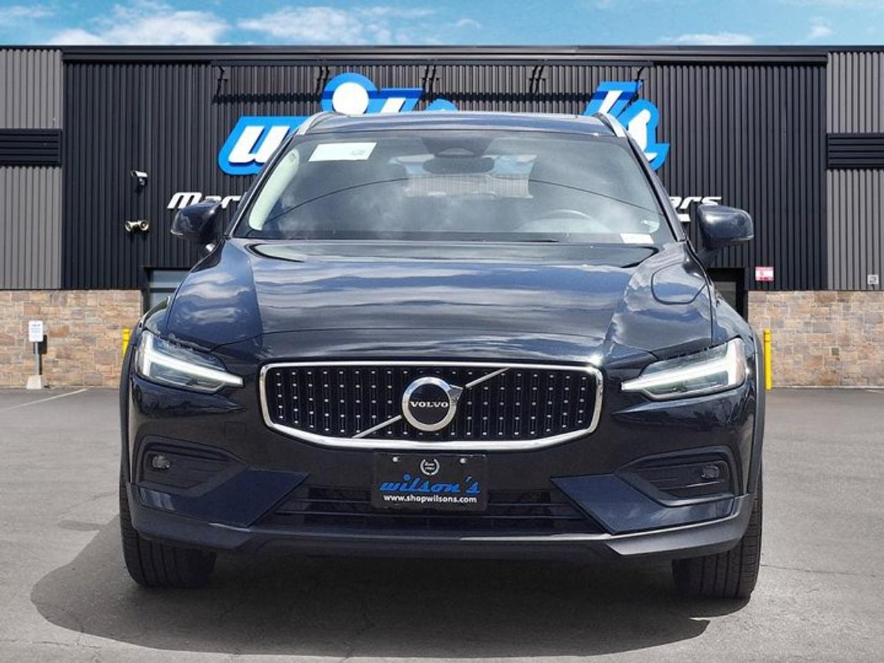 2025 Volvo V60 Cross Country Core AWD | Leather | Sunroof | Heated Seats | Power Seat | Rear Camera | and More ! Photo