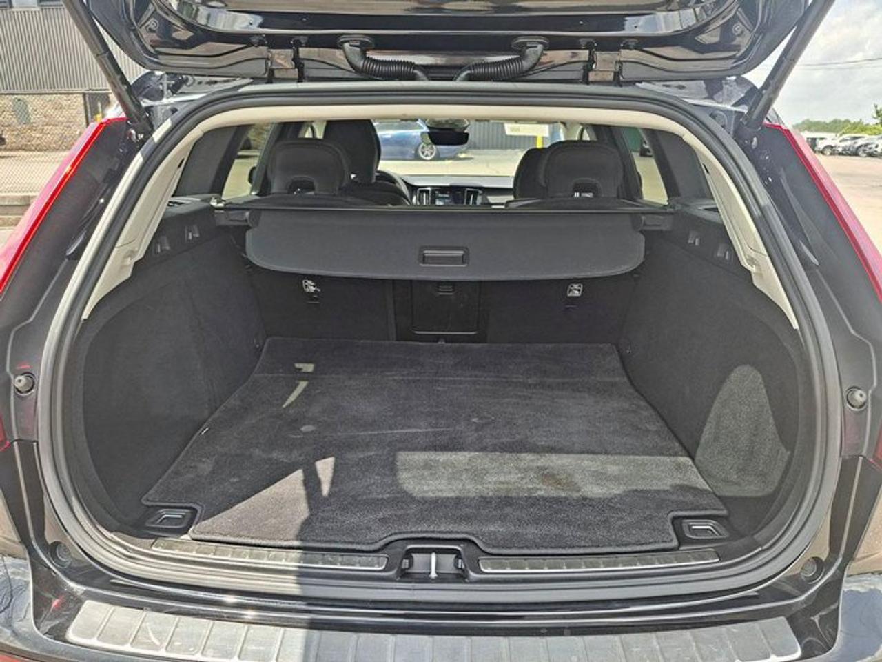 2025 Volvo V60 Cross Country Core AWD | Leather | Sunroof | Heated Seats | Power Seat | Rear Camera | and More ! Photo