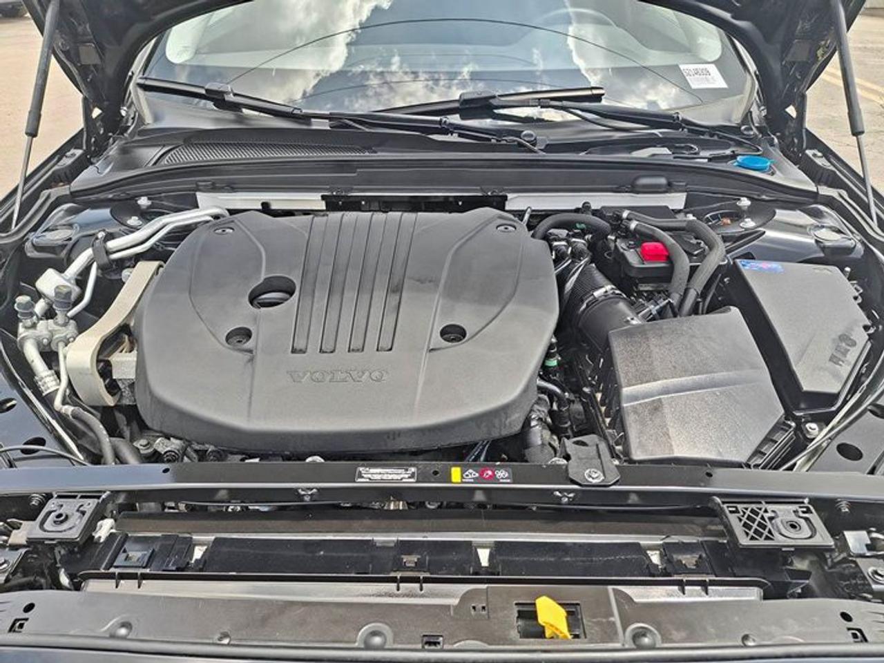 2025 Volvo V60 Cross Country Core AWD | Leather | Sunroof | Heated Seats | Power Seat | Rear Camera | and More ! Photo