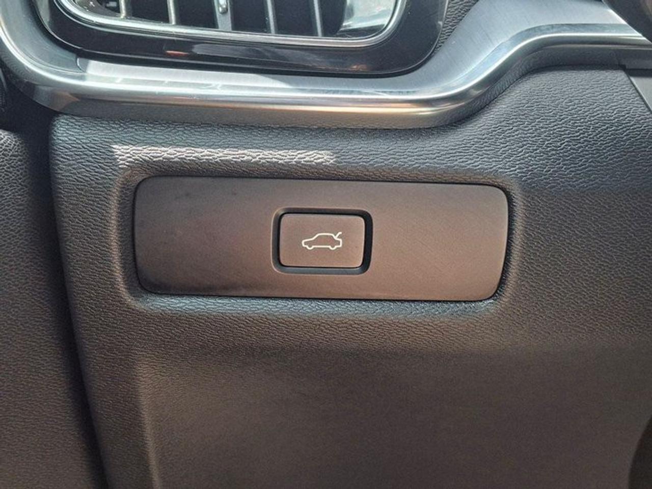 2025 Volvo V60 Cross Country Core AWD | Leather | Sunroof | Heated Seats | Power Seat | Rear Camera | and More ! Photo