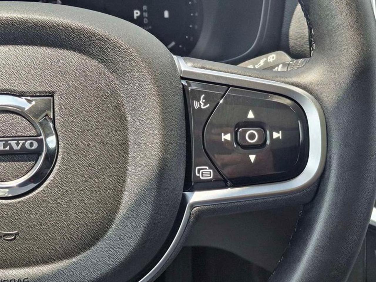 2025 Volvo V60 Cross Country Core AWD | Leather | Sunroof | Heated Seats | Power Seat | Rear Camera | and More ! Photo