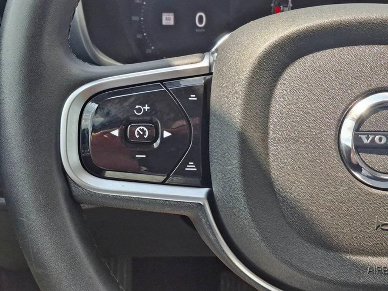 2025 Volvo V60 Cross Country Core AWD | Leather | Sunroof | Heated Seats | Power Seat | Rear Camera | and More ! Photo