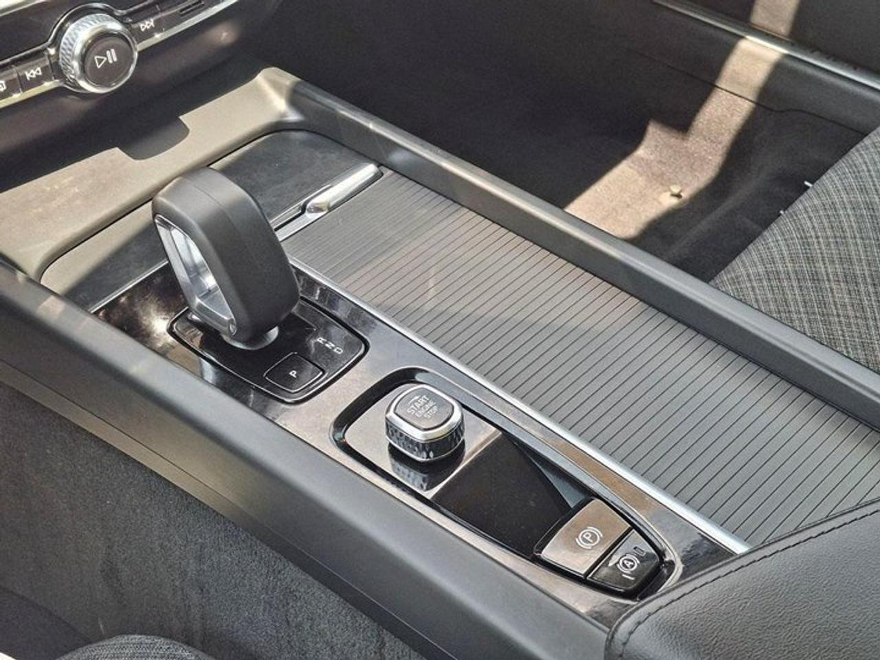 2025 Volvo V60 Cross Country Core AWD | Leather | Sunroof | Heated Seats | Power Seat | Rear Camera | and More ! Photo