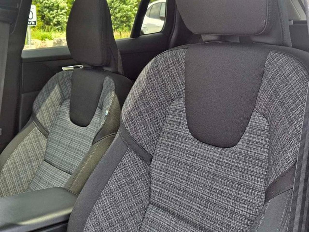 2025 Volvo V60 Cross Country Core AWD | Leather | Sunroof | Heated Seats | Power Seat | Rear Camera | and More ! Photo