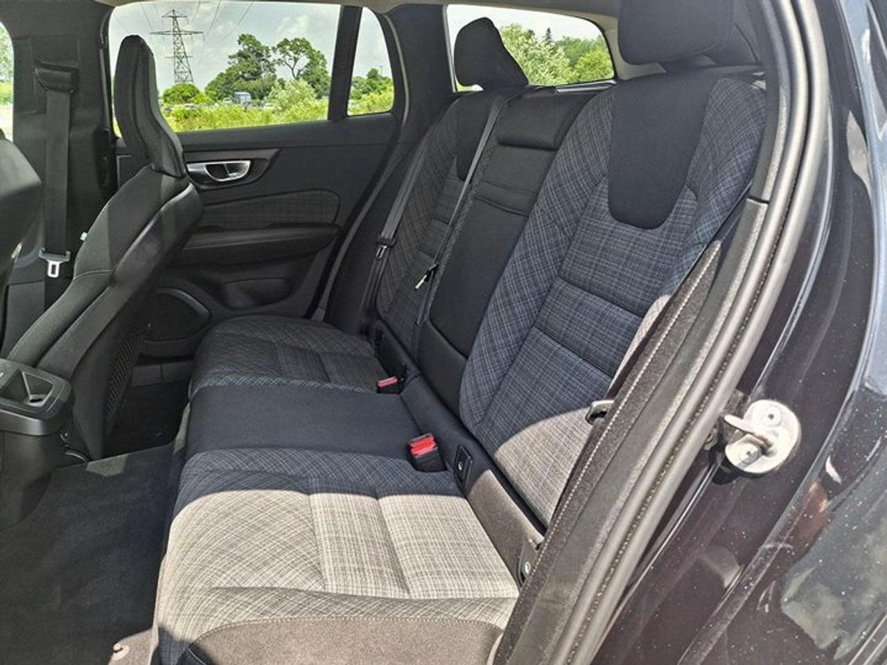 2025 Volvo V60 Cross Country Core AWD | Leather | Sunroof | Heated Seats | Power Seat | Rear Camera | and More ! Photo