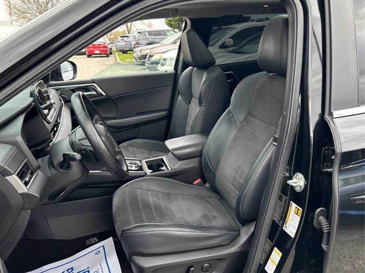 2024 Mitsubishi Outlander Plug-In Hybrid LE S-AWC | Split Leather + Suede | Pano Roof | Heated Seats + Steering | Navi | 360 Cam | and More ! Photo