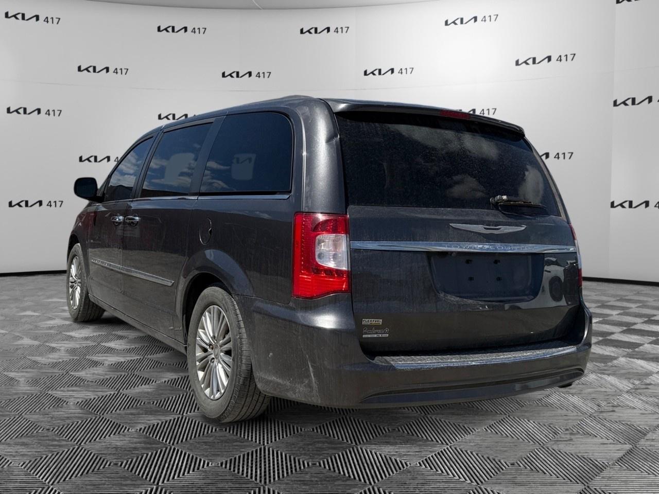 2015 Chrysler Town & Country 4dr Wgn Touring w/Leather Photo2