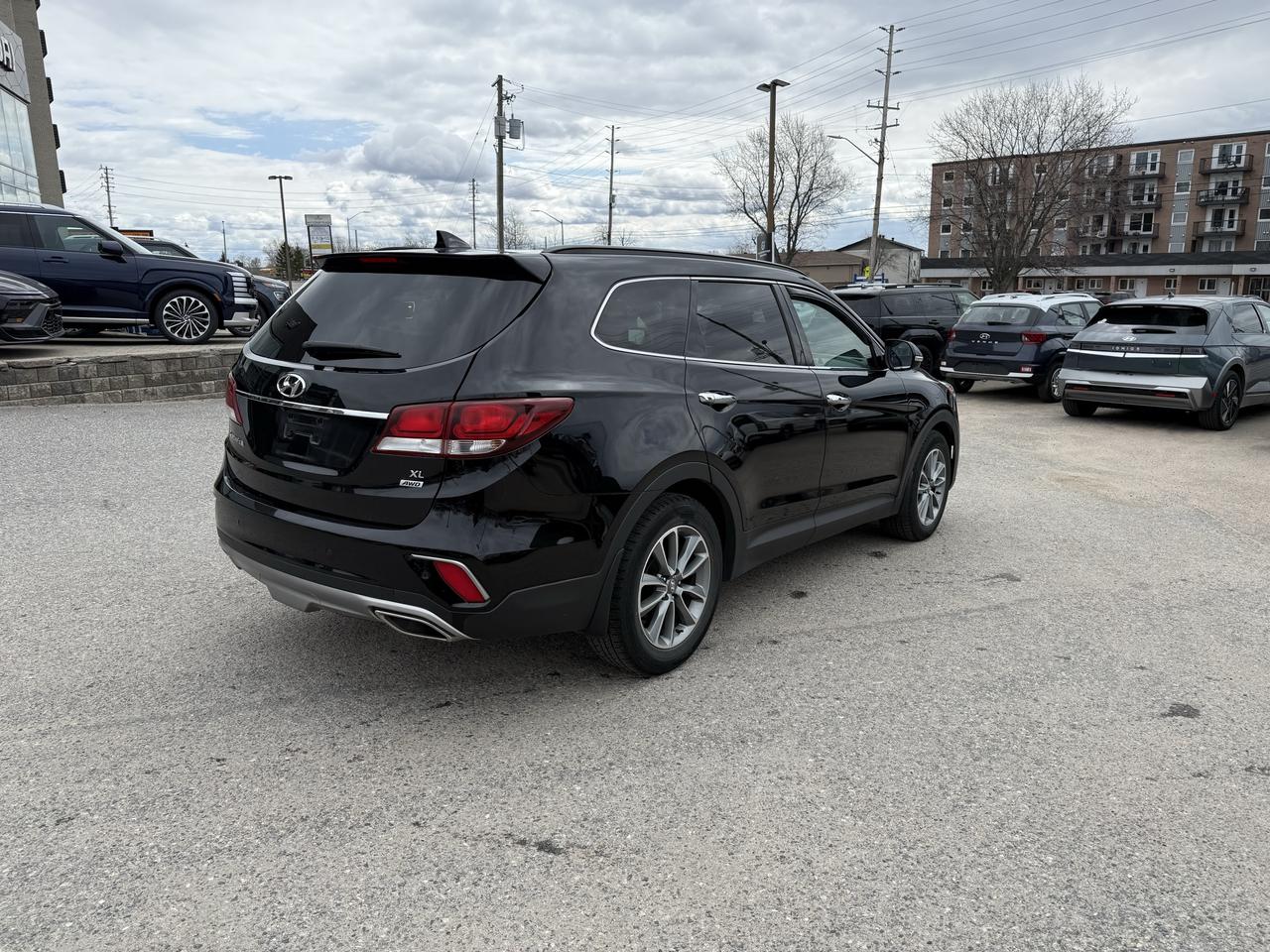 2017 Hyundai Santa Fe XL AWD 4dr Luxury Photo