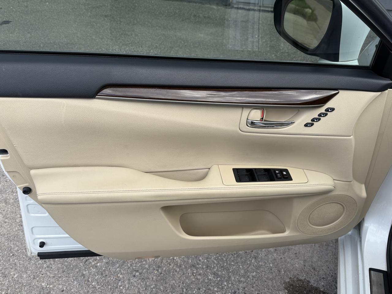 2013 Lexus ES 300 hybrid Photo