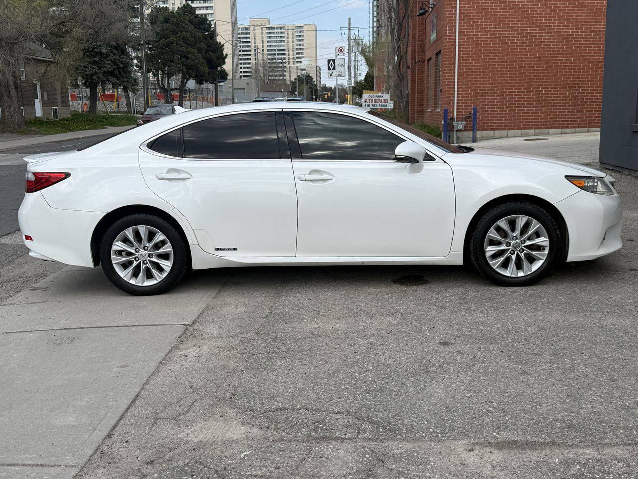 2013 Lexus ES 300 hybrid Photo