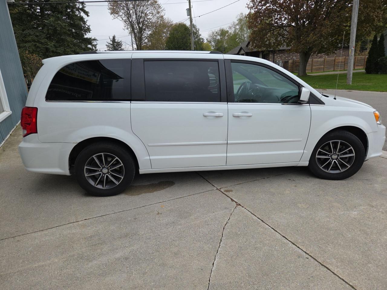 2017 Dodge Grand Caravan SXT Premium Plus Photo3